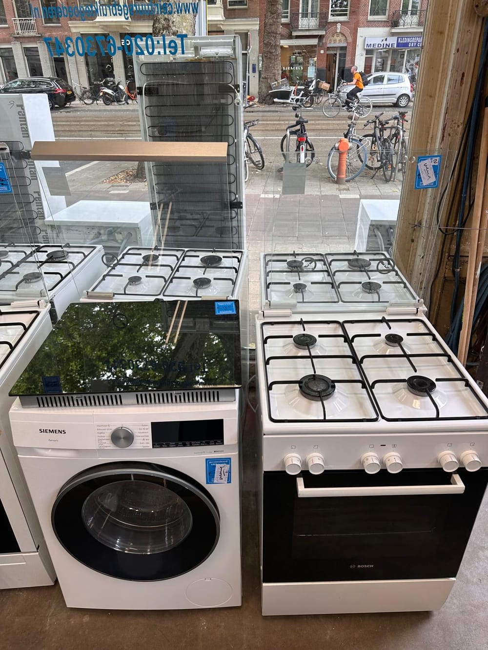 Nieuwe wasmachine en fornuis met lichte schade
