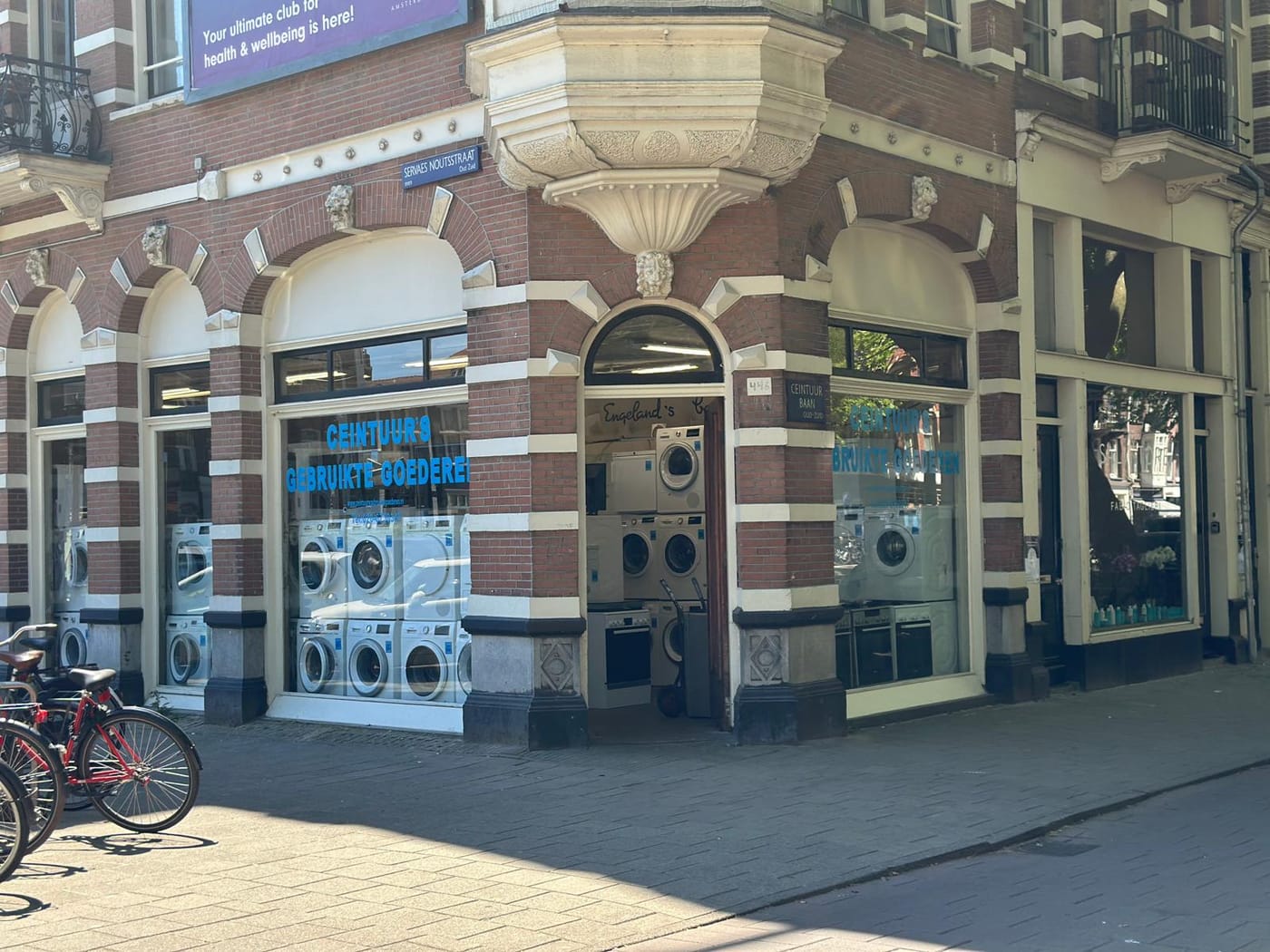Hoekwinkel van Ceintuur’s Gebruikte Goederen aan de Ceintuurbaan in Amsterdam