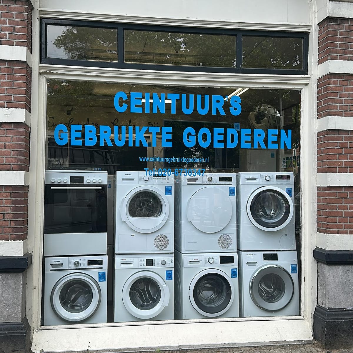 Etalage van Ceintuur&rsquo;s Gebruikte Goederen in Amsterdam